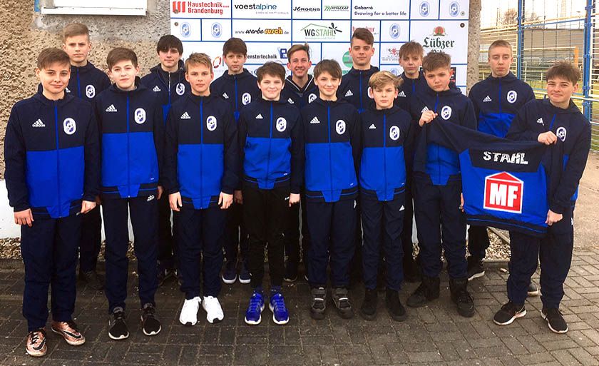 Die C Jugendmannschaft des FC Stahl Brandenburg in neuen Trainingsanzügen.