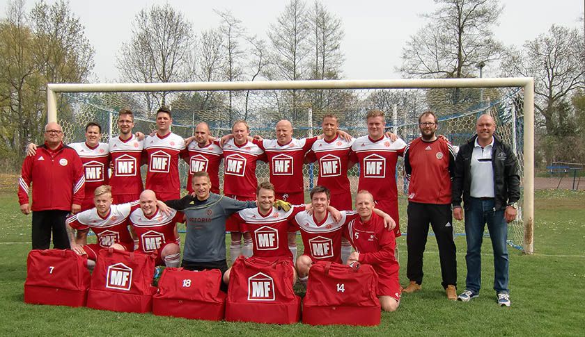 Bauunternehmer Marco Friedrich übergibt 22 neue Sporttaschen an die 2.Mannschaft der Möringer SV