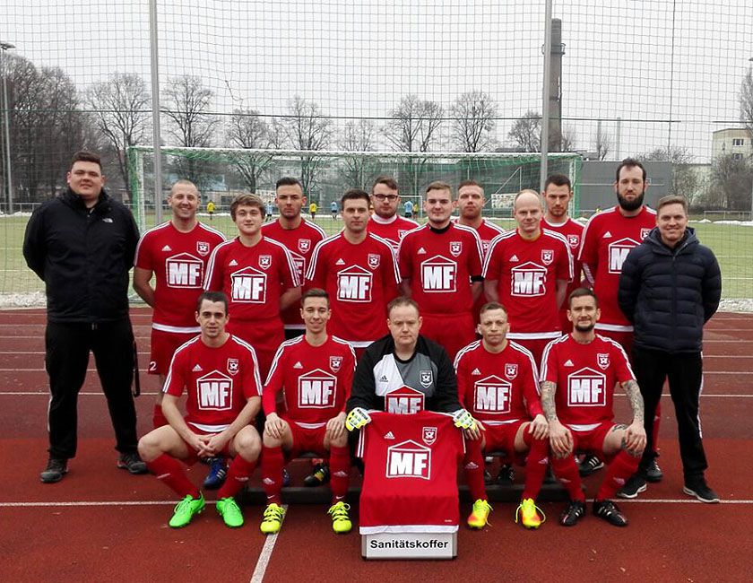 Die Fußballmannschaft des Postsportvereins Magdeburg von 1926 e.V. in neuen Trikots.