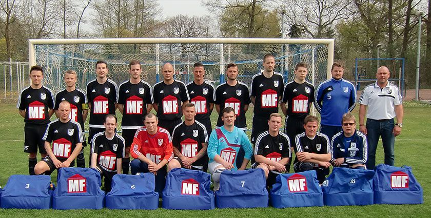 Bauunternehmer Marco Friedrich übergibt Sporttaschen an die 2.Mannschaft des TuS Siegfried 09 Wahrburg